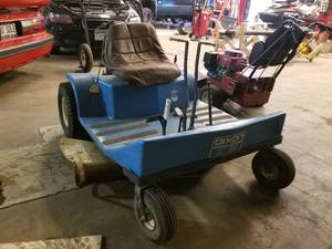lot 9 image: Dixon ZTR 422 Gas Deck Lawnmower