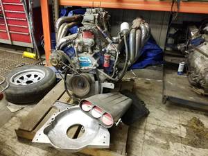 lot 10 image: Ford Jet Boat Motor - V8 Engine, Holley Carbs, High Rise Race Intake, High Back Tube Headers