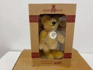 lot 10 image: Vintage Small 1999 Steiff Club Bear