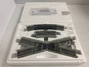 lot 42 image: Golden Gate Masterpiece Bradford Exchange Budweiser Clydesdales H.O. Gauge Train Track