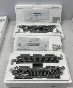 lot 47 image: Golden Gate Masterpiece Bradford Exchange Budweiser Clydesdales H.O. Gauge Train Curved, Straight and Y Track