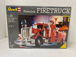 lot 64 image: Revel 125 scale Model Kit Peterbuilt FIRETRUCK