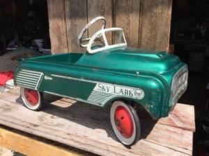lot 1 image: 1950s AMF SKY Lark Pedal Car
