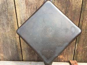 lot 4 image: Griswold Cast Iron Square Fry Skillet