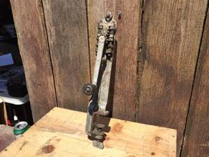 lot 12 image: Antique Speedo Heavy Duty Can Opener