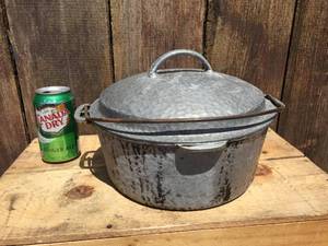 lot 14 image: Wagner Ware Aluminum Round Rooster Dutch Oven