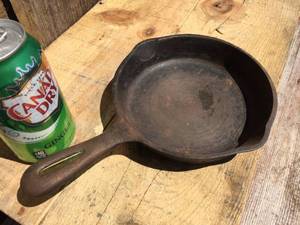 lot 16 image: Wagner #3 Cast Iron Skillet
