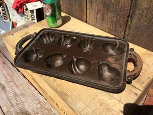 lot 18 image: JW John Wright Cast Iron Muffin Pan