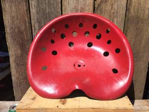 lot 24 image: Old Metal Tractor Seat