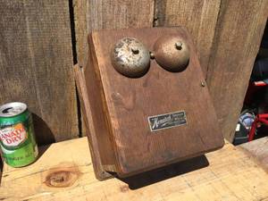 lot 29 image: Antique Monarch Hand Crank Telephone