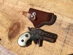 lot 33 image: Vintage Derringer Style Lighter With Holster