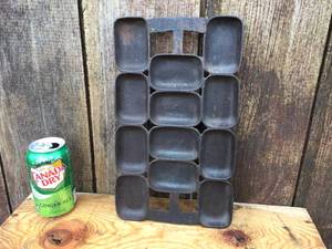 lot 94 image: Vintage Cast Iron #9 Gem Pan