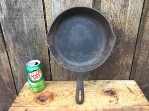 lot 105 image: Wagner #6 Cast Iron Skillet