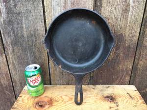 lot 106 image: Wagner #6 Cast Iron Skillet