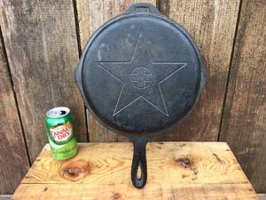 lot 108 image: Vintage Lodge 4-in-1 Cast Iron Dutch Oven