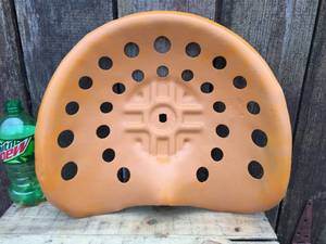 lot 134 image: Old Metal Tractor Seat