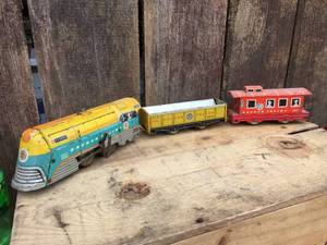 lot 136 image: Vintage Hafner - Wyandotte Wind-up Tin Train Set