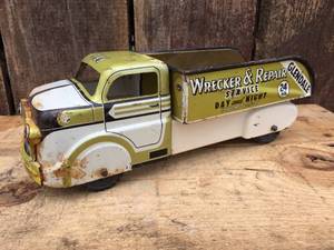 lot 137 image: Vintage MARX Toys Wrecker Dump Truck
