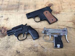 lot 147 image: Vintage Pistol - Uzi Themed, Lighters