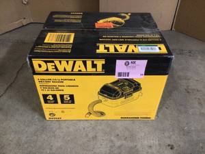 lot 39 image: DEWALT 4 Gal. Poly WetDry Vac - good condition - review all pictures