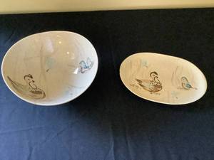 lot 14 image: Red Wing Serving Dishes