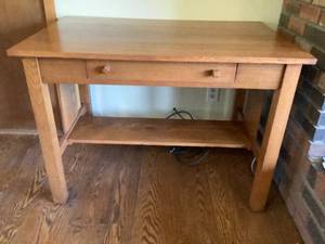 lot 4 image: TV Table