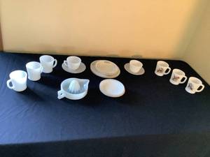 lot 59 image: Milk Glass Set