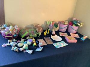 lot 66 image: Easter Dcor