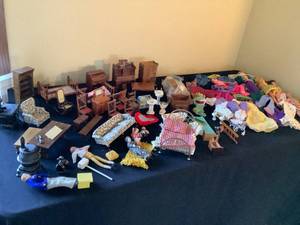 lot 69 image: Vintage Toy Lot