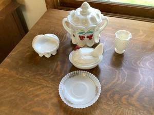 lot 20 image: Vintage Milk Glass Lot