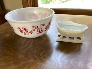 lot 21 image: Vintage X-Mas Milk Glass Lot