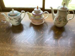 lot 22 image: Tea Pot Lot