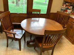 lot 149 image: Amish Made Oak Table and 4 Chairs