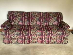 lot 72 image: Maroon Flexsteel Couch