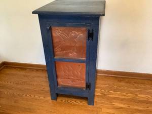 lot 74 image: Side TableCabinet