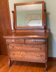 lot 78 image: Antique Vanity Dresser
