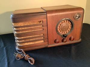 lot 86 image: Antique Montgomery Wards Radio