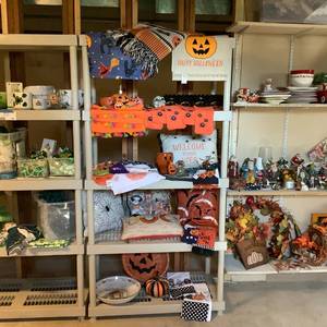 lot 189 image: Halloween Dcor