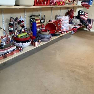 lot 194 image: 4th of July Dcor