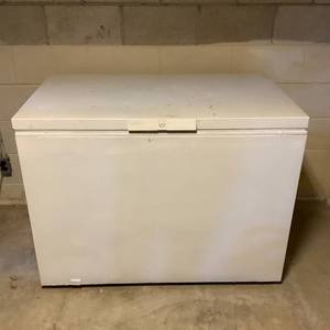 lot 198 image: Chest Deep Freezer