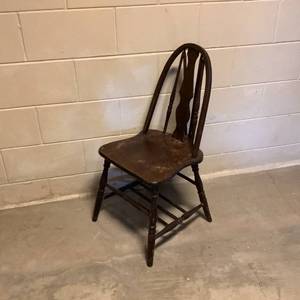 lot 202 image: Antique Windsor Chair