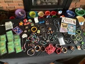 lot 158 image: Jewelry Lot