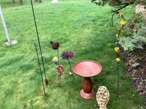 lot 166 image: Lawn & Garden Dcor 2