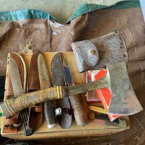 lot 274 image: Hunting Knives