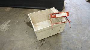 Gorilla Ladders standing platform -wash basin with drain