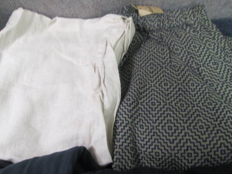 lot 107 image: 4 pr Ladies XL Wide Leg Pullon Crop...