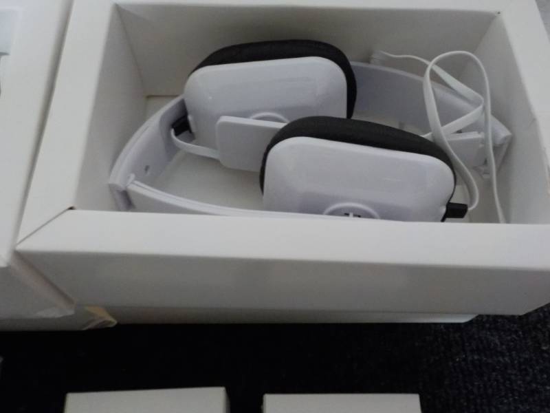 lot 148 image: 2 Headphones, 20 Wall Chargers and ...