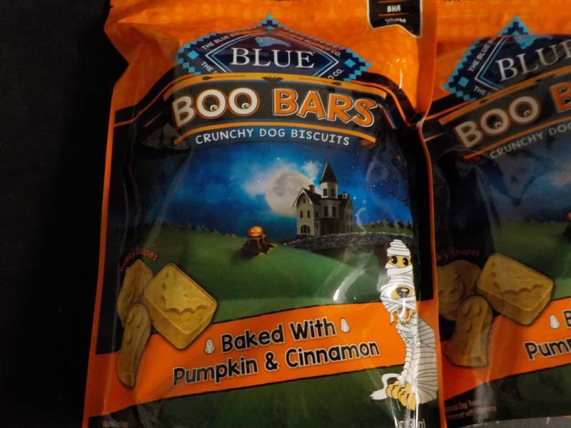 lot 98 image: 4 - 11 oz Bags Blue Boo Bars Dog Bi...
