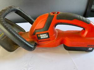 Black And Decker 22 Inch Rechargeable Hedge Trimmer Model NHT2218