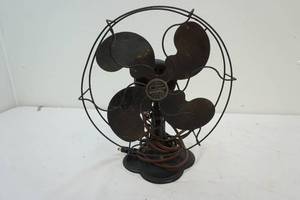 lot 194 image: vintage desk fan Emerson Sea Breeze